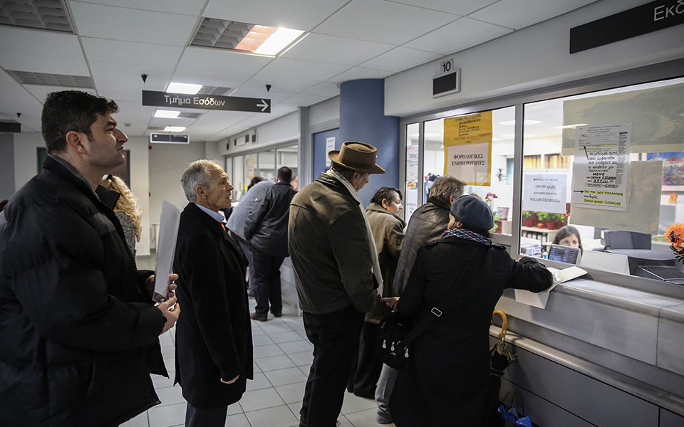 δημόσιο-επιστροφή-στα-τρία-ωράρια-561259168