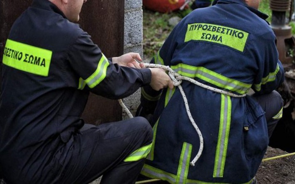 νεκρός-ο-οδηγός-του-οχήματος-που-έπεσε-561269071