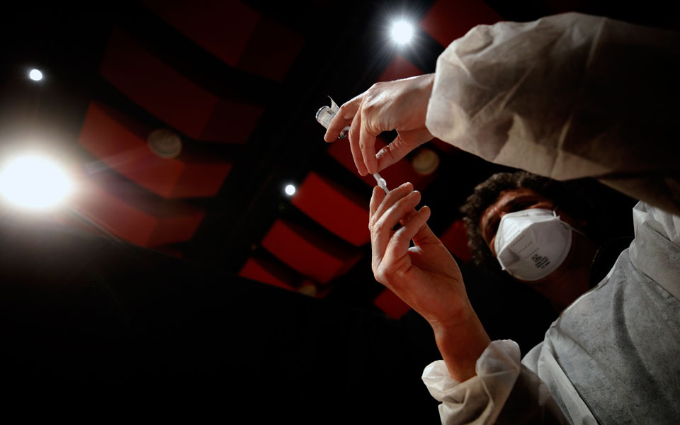 η-παγκόσμια-κούρσα-εμβολιασμών-έχου-561249805