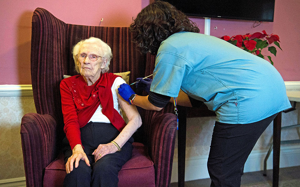 αγγλία-εμβολιάστηκαν-όλοι-οι-ένοικοι-561248467