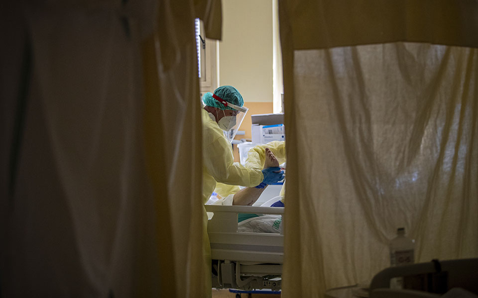 στο-90-η-πληρότητα-των-κλινών-μεθ-covid-στην-α-561275758