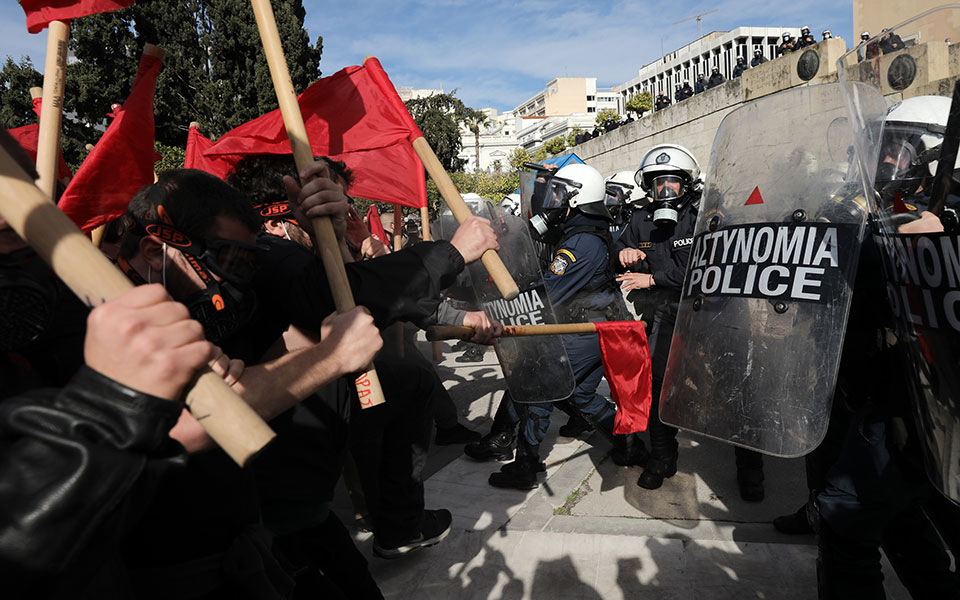 Επεισόδια, μολότοφ και 52 προσαγωγές εν μέσω lockdown-2