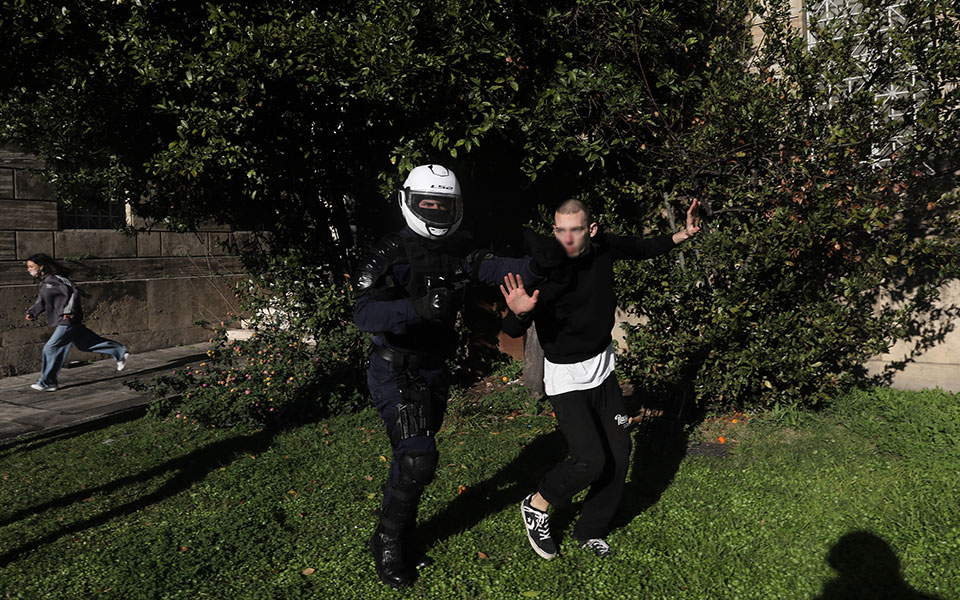 Επεισόδια, μολότοφ και 52 προσαγωγές εν μέσω lockdown-9