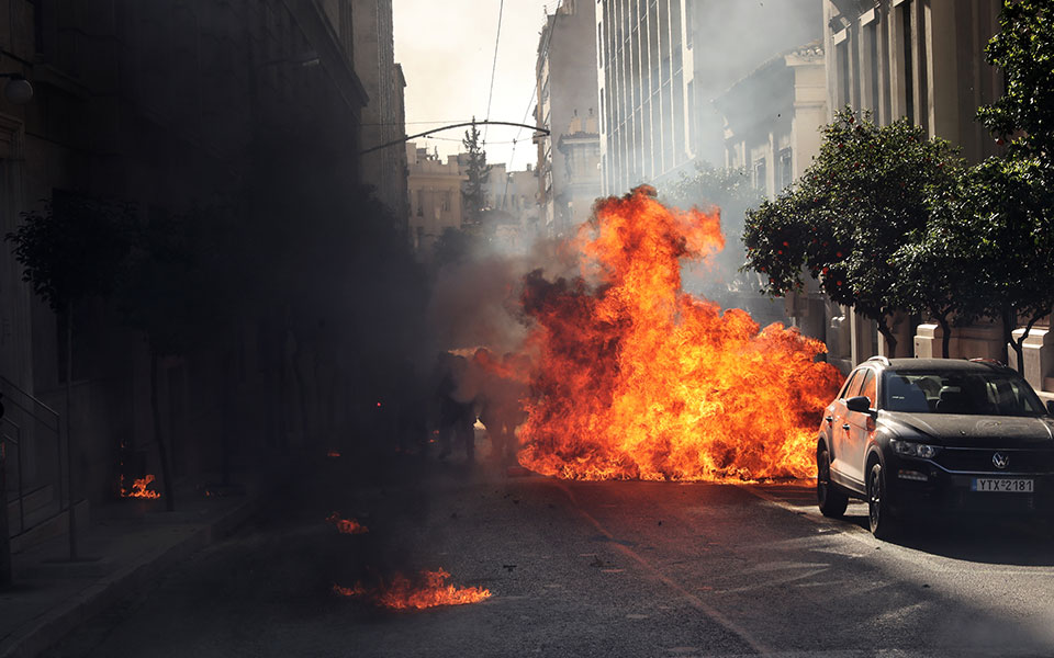 Επεισόδια, μολότοφ και 52 προσαγωγές εν μέσω lockdown-8