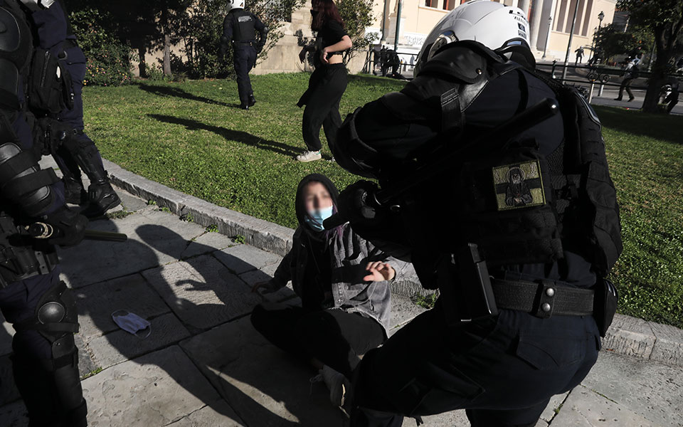 Επεισόδια, μολότοφ και 52 προσαγωγές εν μέσω lockdown-11