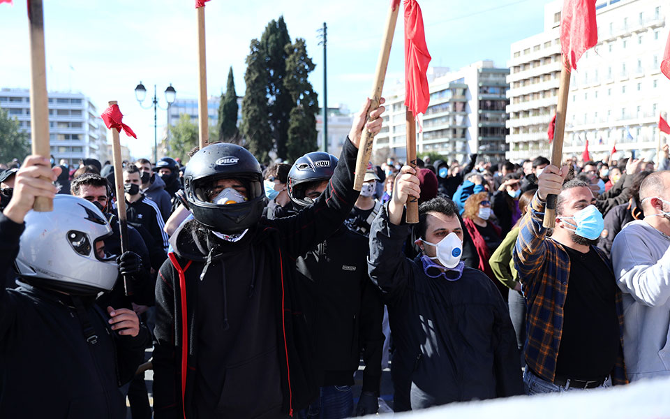 Επεισόδια, μολότοφ και 52 προσαγωγές εν μέσω lockdown-12