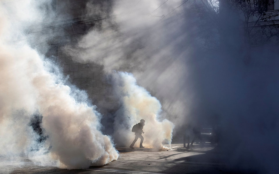 Επεισόδια, μολότοφ και 52 προσαγωγές εν μέσω lockdown-13
