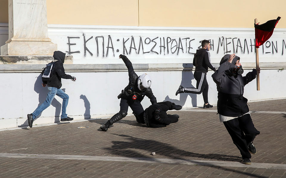 επεισόδια-μολότοφ-και-52-προσαγωγές-εν-561259672