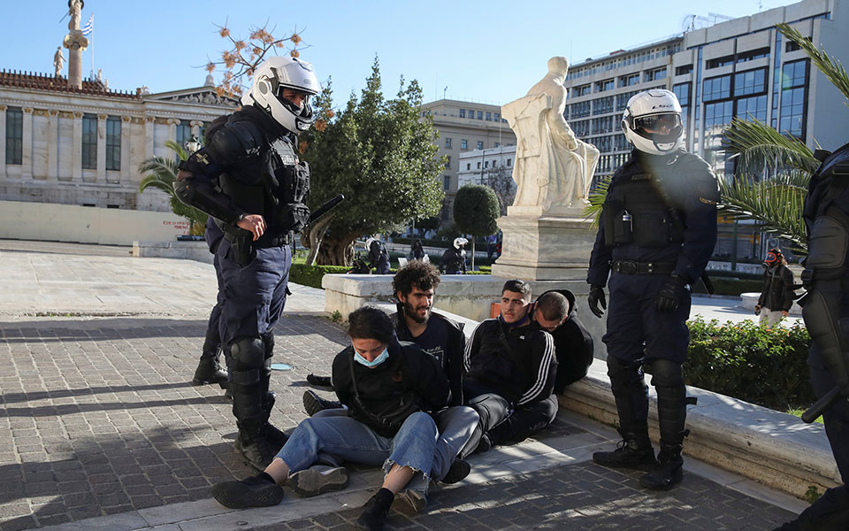 Επεισόδια, μολότοφ και 52 προσαγωγές εν μέσω lockdown-14