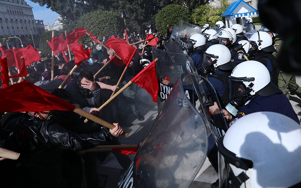 Επεισόδια, μολότοφ και 52 προσαγωγές εν μέσω lockdown-1