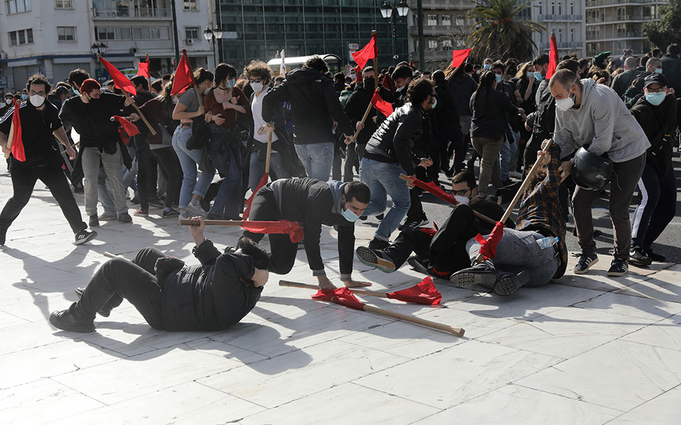 Επεισόδια, μολότοφ και 52 προσαγωγές εν μέσω lockdown-3