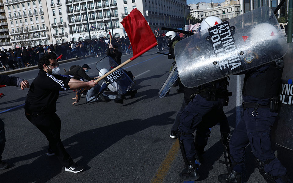 Επεισόδια, μολότοφ και 52 προσαγωγές εν μέσω lockdown-4