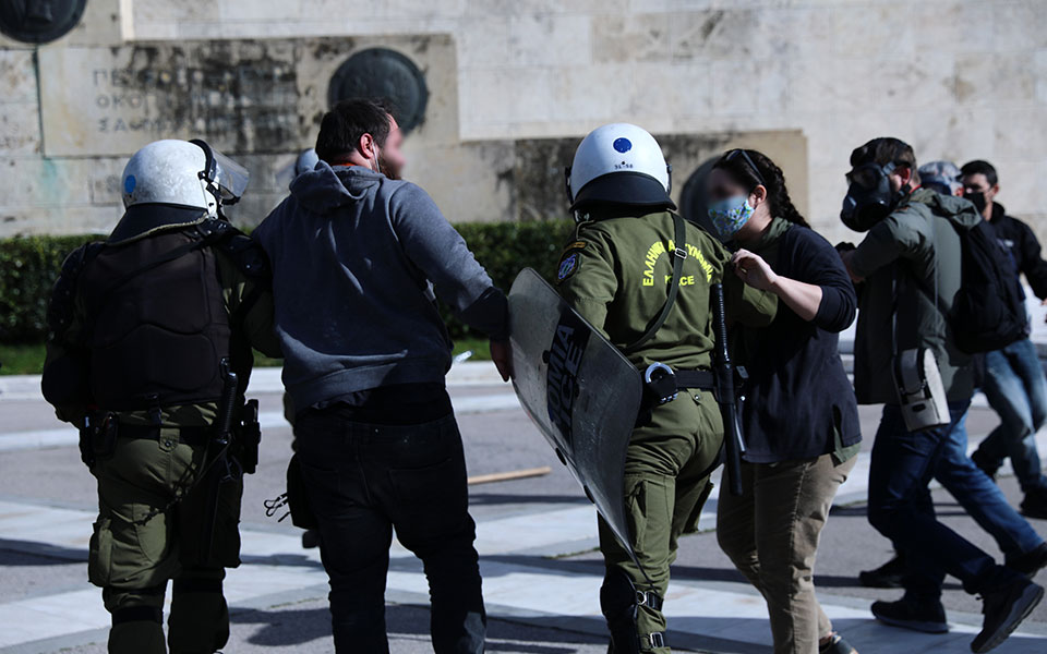 Επεισόδια, μολότοφ και 52 προσαγωγές εν μέσω lockdown-5