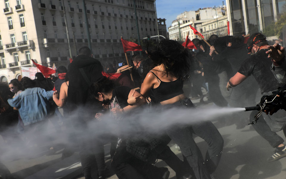 Επεισόδια, μολότοφ και 52 προσαγωγές εν μέσω lockdown-6