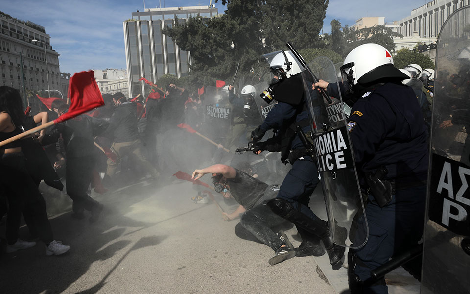 Επεισόδια, μολότοφ και 52 προσαγωγές εν μέσω lockdown-7