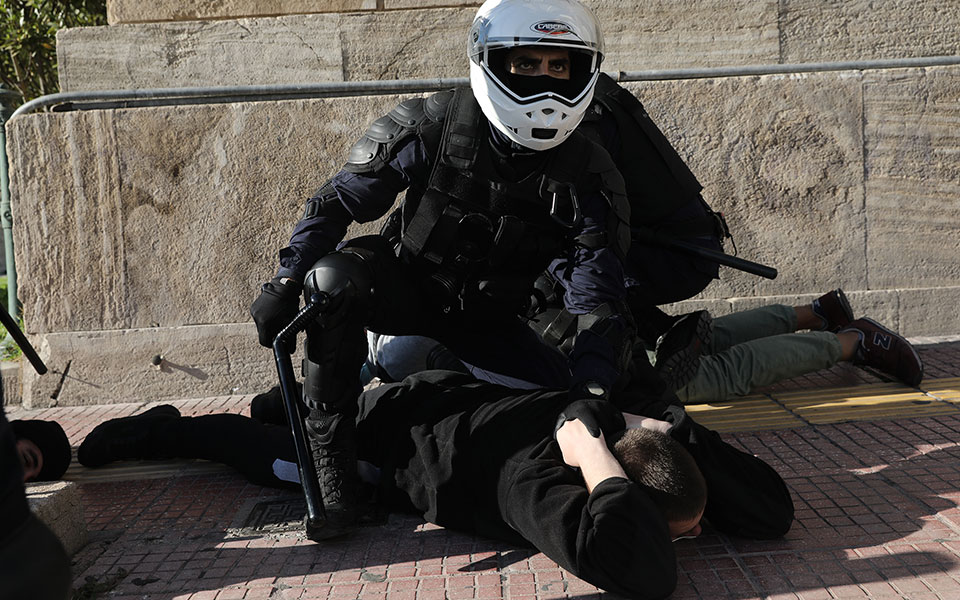 Επεισόδια, μολότοφ και 52 προσαγωγές εν μέσω lockdown-10