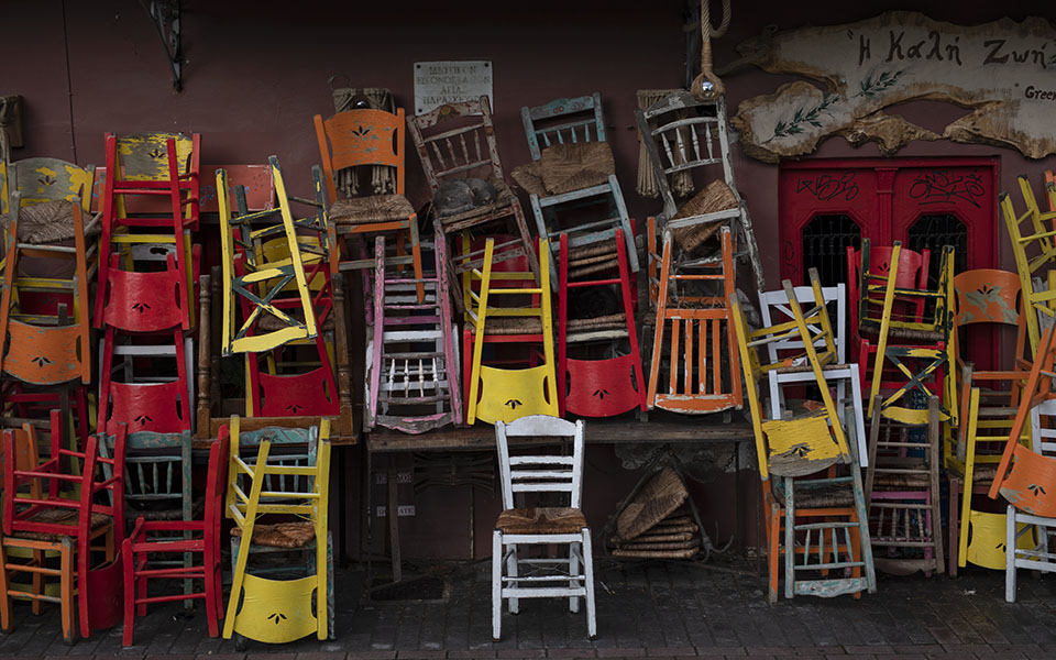 κύμα-λουκέτων-σε-εστιατόρια-μπαρ-κα-561272266