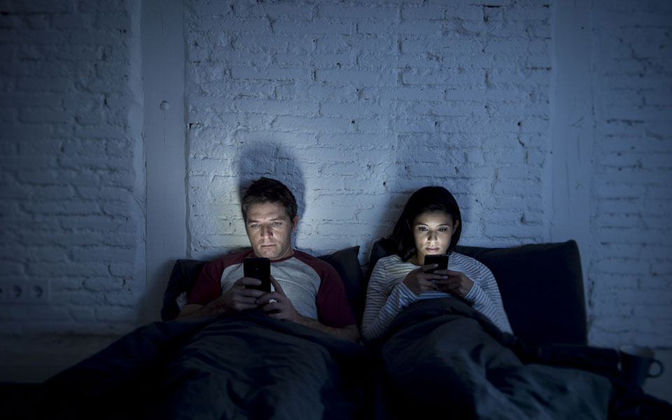 όταν-η-ζωή-εγκλωβίζεται-στο-διαδίκτ-561269359