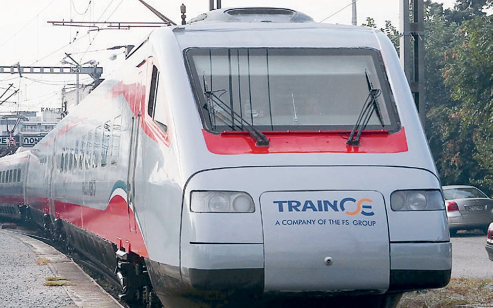 λιγότεροι-επιβάτες-περισσότερα-εμπο-561257644