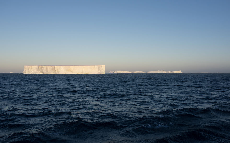 τεράστιο-παγόβουνο-αποσπάστηκε-από-τ-561278317