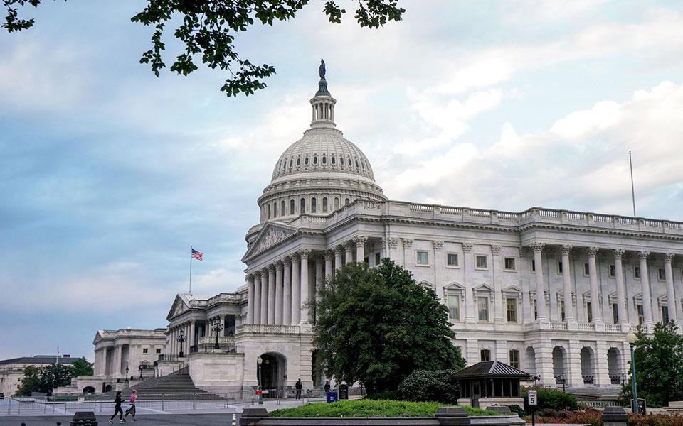 δριμεία-επίθεση-μακόνελ-κατά-της-γκρι-561250981