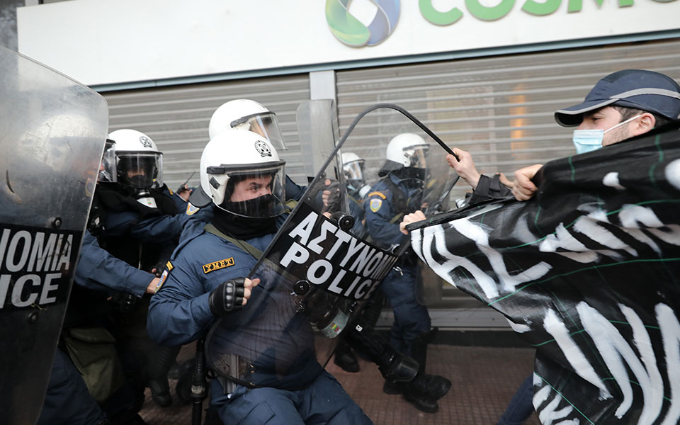 Ένταση στην συγκέντρωση στα Προπύλαια για τον Κουφοντίνα-2