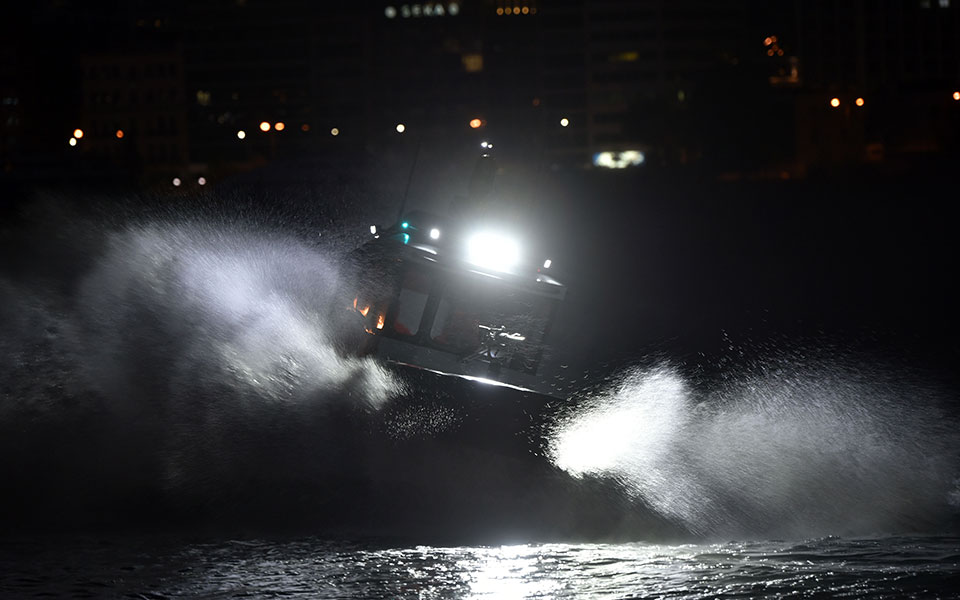 ακυβέρνητο-πλοίο-με-οκτώ-επιβάτες-βόρ-561259810