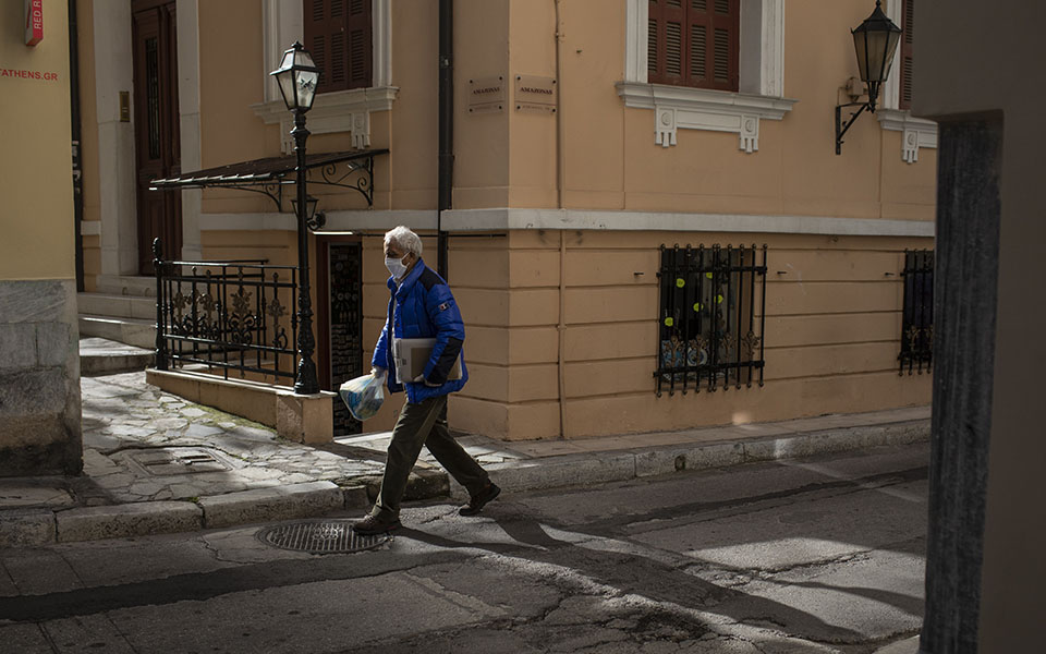 στο-προσκήνιο-η-χρήση-διπλής-μάσκας-εν-561269746