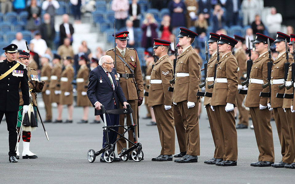 Σερ Τομ Μουρ: Νικήθηκε από τον κορωνοϊό ο «ήρωας της πανδημίας»-3