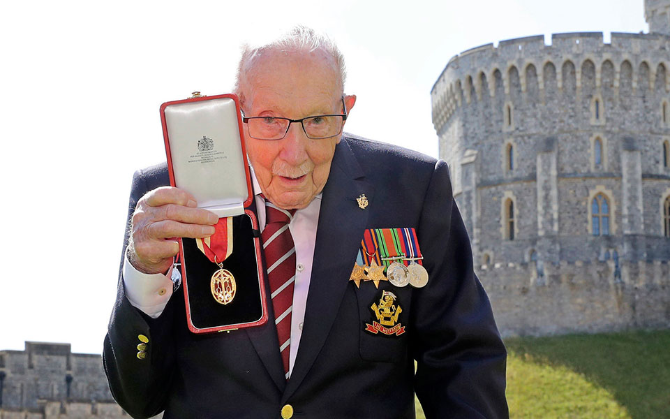 Σερ Τομ Μουρ: Νικήθηκε από τον κορωνοϊό ο «ήρωας της πανδημίας»-5