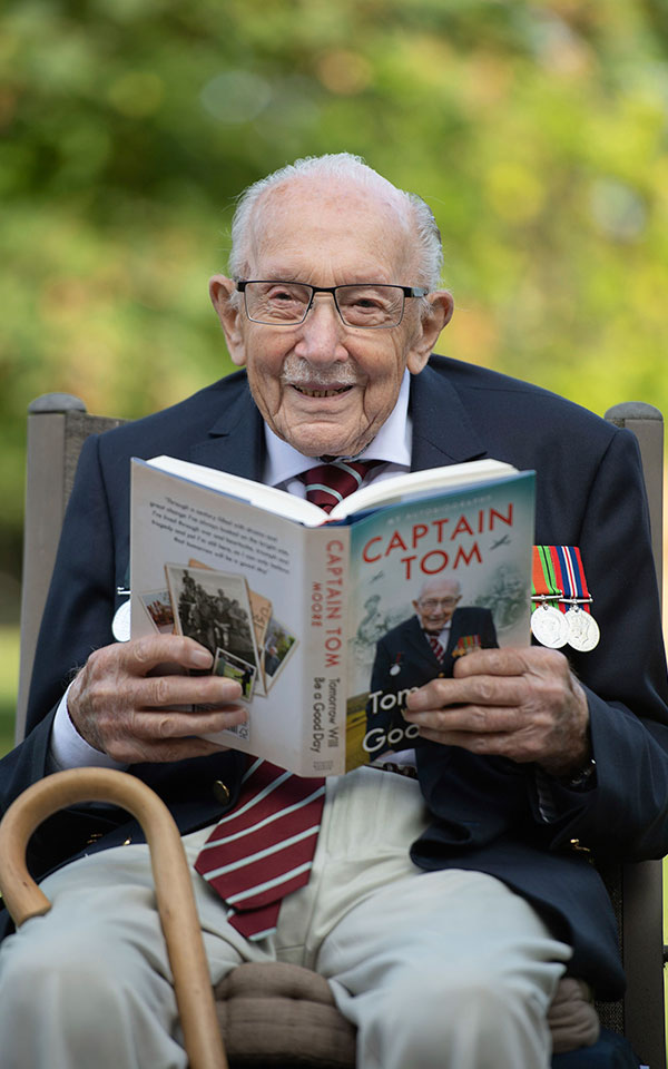 Σερ Τομ Μουρ: Νικήθηκε από τον κορωνοϊό ο «ήρωας της πανδημίας»-4