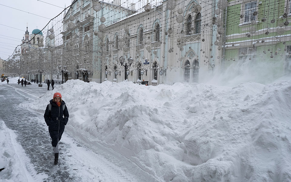 Στα λευκά η Μόσχα: Προβλήματα στην κυκλοφορία και ακυρώσεις πτήσεων-1