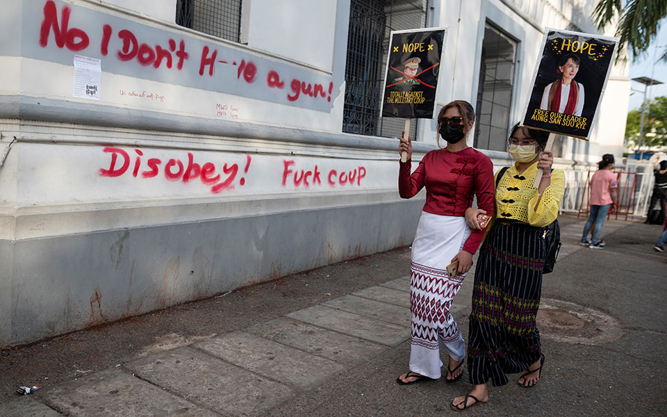 «Είμαστε Ενωμένοι»: Συνεχίζονται οι μαζικές διαδηλώσεις στη Μιανμάρ-4
