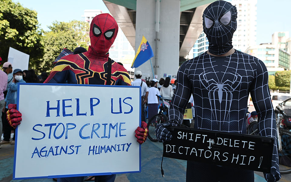 «Είμαστε Ενωμένοι»: Συνεχίζονται οι μαζικές διαδηλώσεις στη Μιανμάρ-6