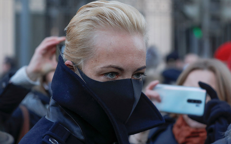 έφτασε-στη-γερμανία-η-σύζυγος-του-ναβά-561259756