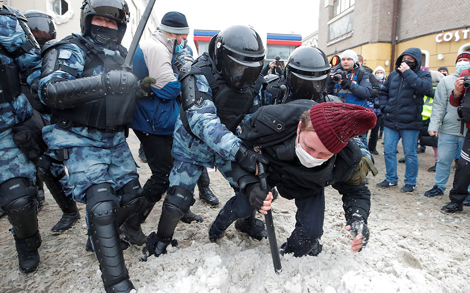 Ρωσία: Πάνω από 5.300 συλλήψεις στις διαδηλώσεις υπέρ Ναβάλνι (εικόνες)-1