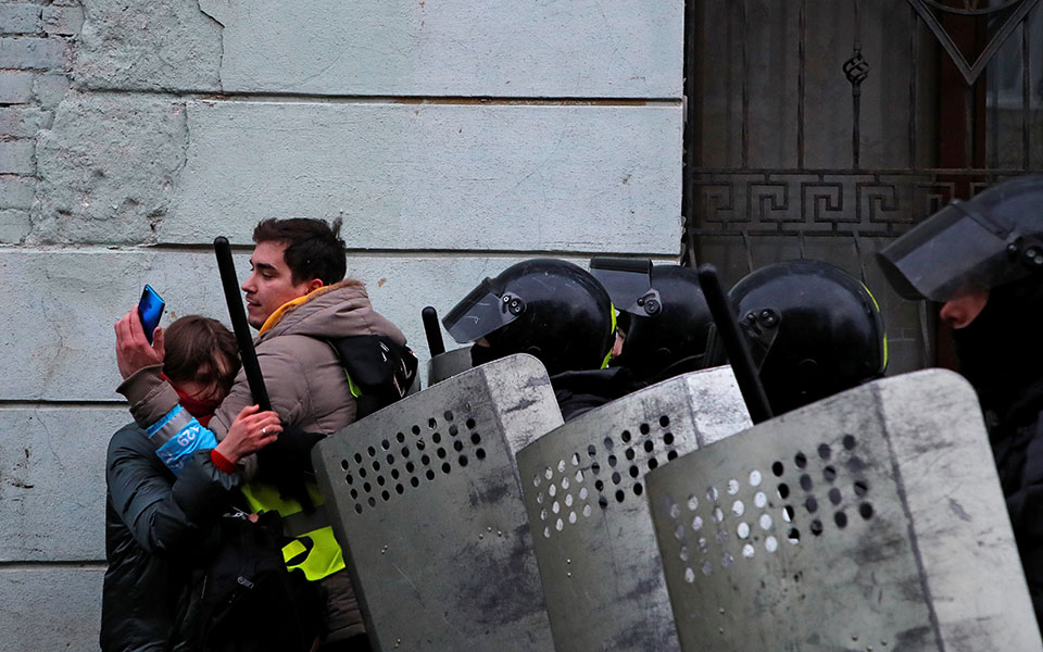 Ρωσία: Πάνω από 5.300 συλλήψεις στις διαδηλώσεις υπέρ Ναβάλνι (εικόνες)-4