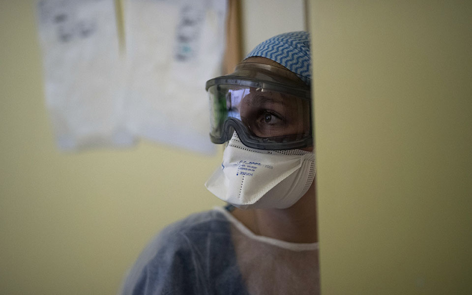 ξεπερνούν-τα-εξιτήρια-οι-νέες-νοσηλεί-561250735