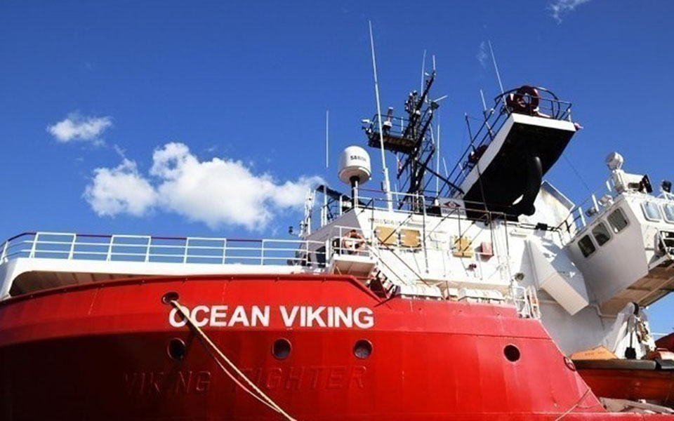 στη-σικελία-το-ocean-vikinkg-με-422-μετανάστες-561256480