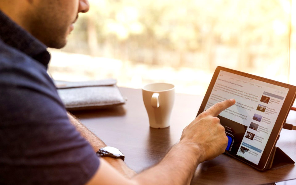 περιηγήσου-on-the-go-με-ένα-tablet-561252538