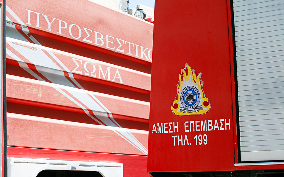 πυρκαγιά-σε-υπαίθριο-χώρο-στον-ελαιών-561271612