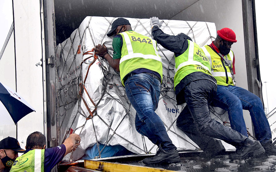 η-νότια-αφρική-παρέλαβε-τα-πρώτο-πακέτ-561248935