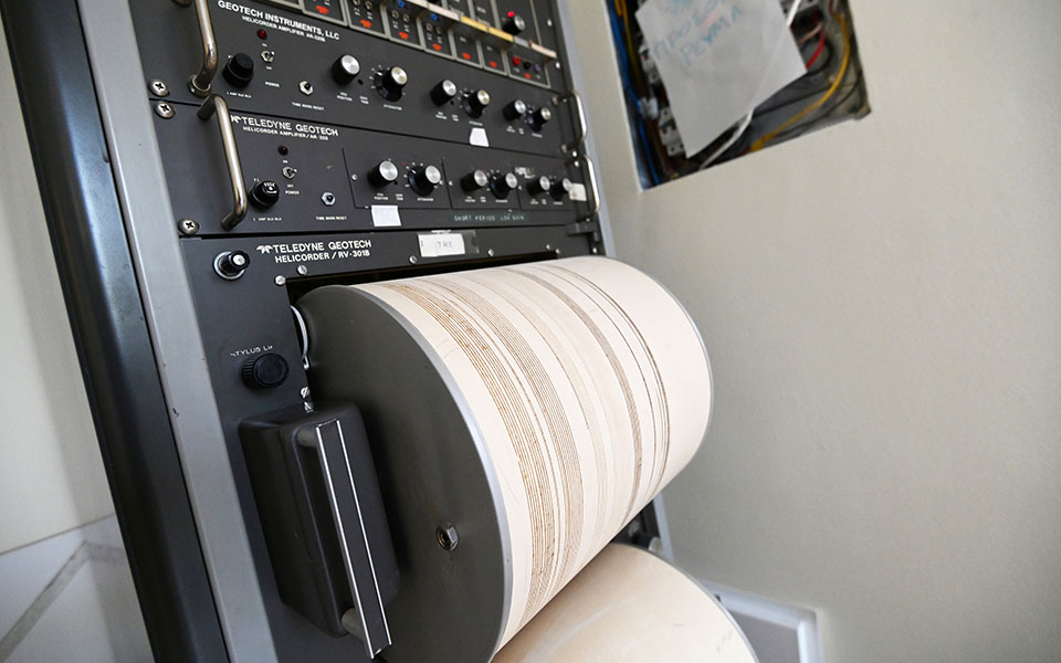 ασθενής-σεισμική-δόνηση-ανοιχτά-της-ι-561257344