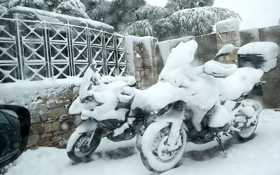 Καρέ- καρέ η χιονισμένη Αττική – Έκτακτο δελτίο από την ΕΜΥ-10