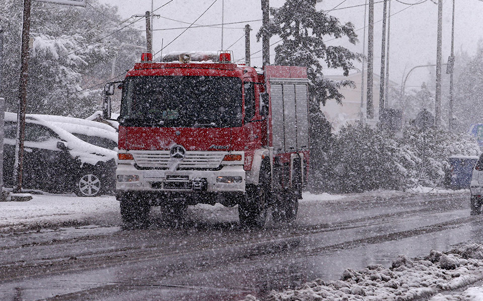 Καρέ- καρέ η χιονισμένη Αττική – Έκτακτο δελτίο από την ΕΜΥ-9