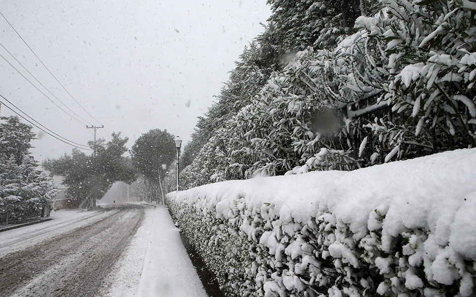 Καρέ- καρέ η χιονισμένη Αττική – Έκτακτο δελτίο από την ΕΜΥ-11