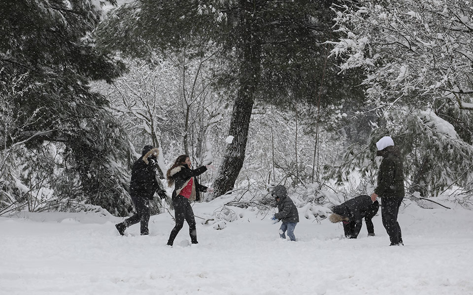 Καρέ- καρέ η χιονισμένη Αττική – Έκτακτο δελτίο από την ΕΜΥ-8
