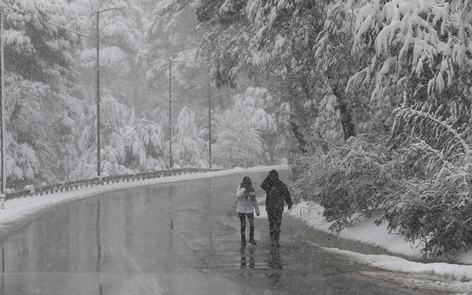 Καρέ- καρέ η χιονισμένη Αττική – Έκτακτο δελτίο από την ΕΜΥ-3