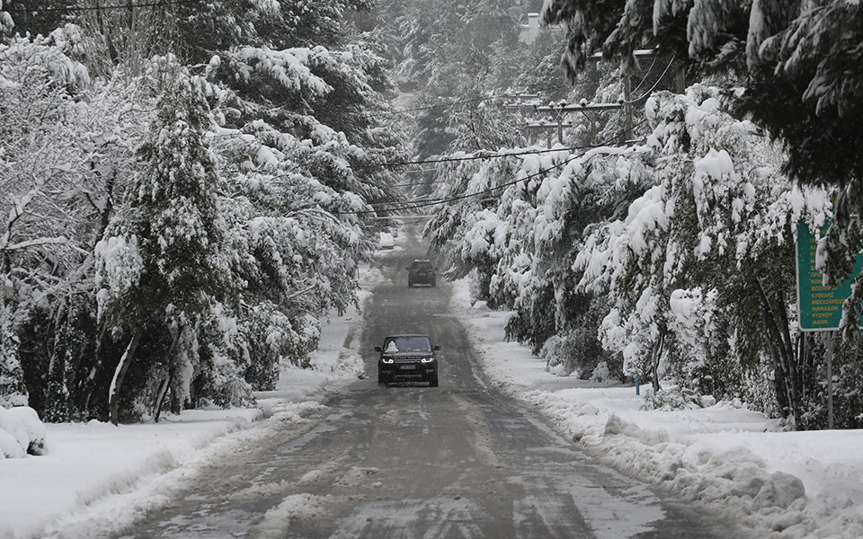 Καρέ- καρέ η χιονισμένη Αττική – Έκτακτο δελτίο από την ΕΜΥ-1