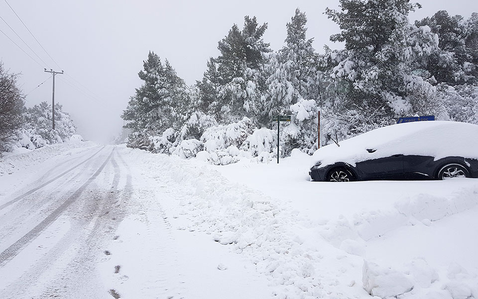 Καρέ- καρέ η χιονισμένη Αττική – Έκτακτο δελτίο από την ΕΜΥ-7